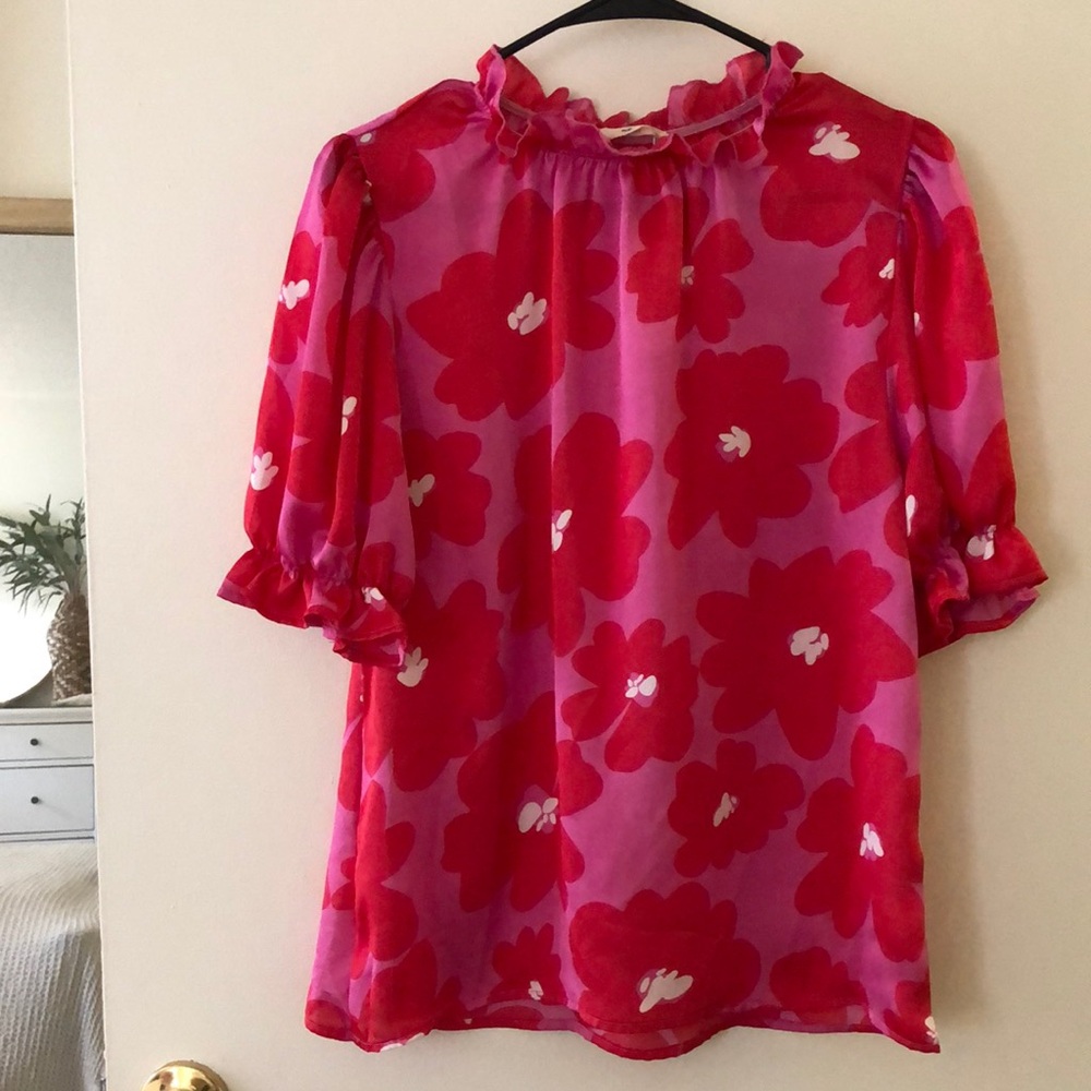 NWT! Women’s short-sleeve blouse by Entro, size S, red/pink/white flowers